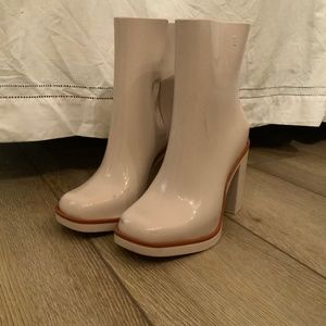 Beige boots